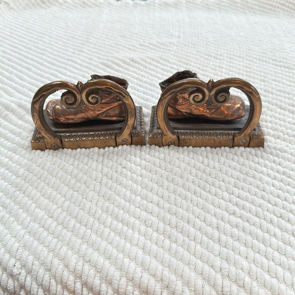 Vintage Antique Bookends! Bronzed baby shoes. Perfect for a nursery / shower !📚 - Picture 2 of 12